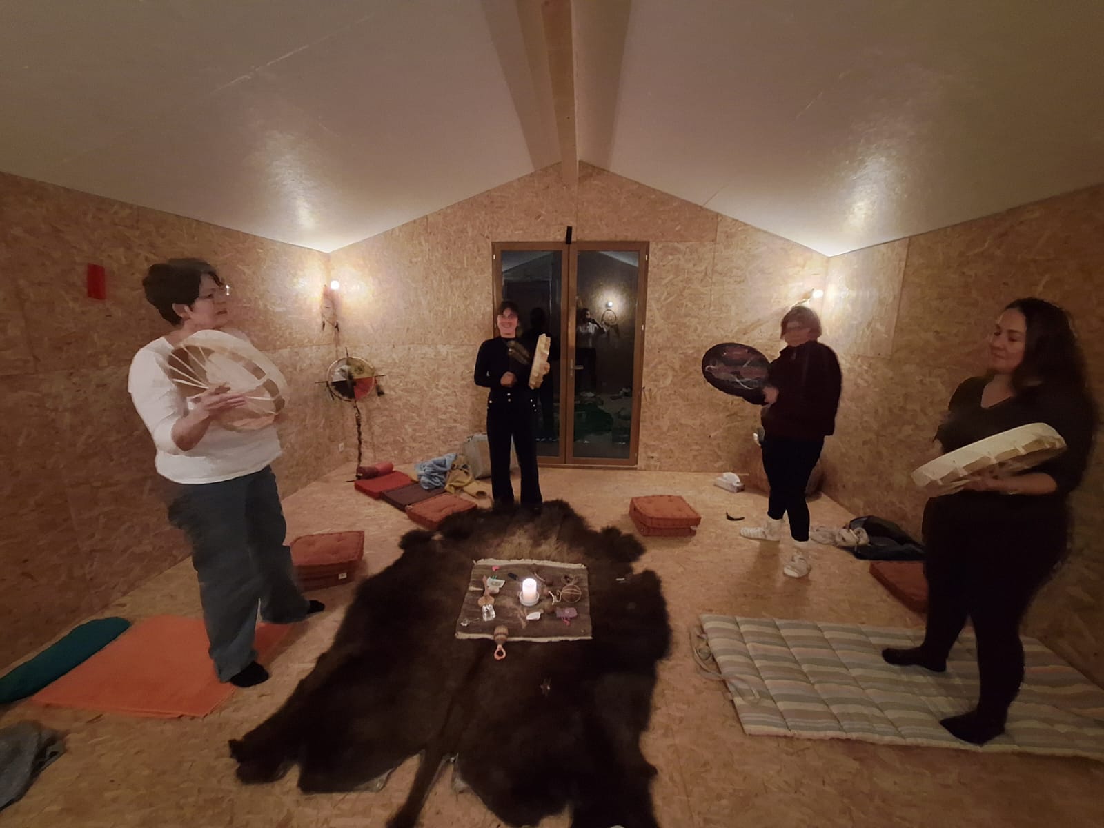 Un cercle de tambours dans la cabane